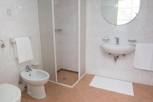 阿拉代奥B&b Pozzi Dolci的一间带水槽、卫生间和镜子的浴室