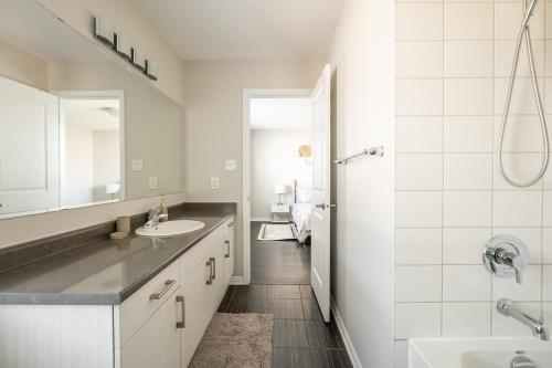 布兰普顿GLOBALSTAY Modern 3 Bedroom House in Brampton的白色的浴室设有水槽和淋浴。