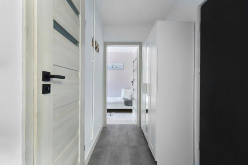 格但斯克Elite Apartments Brzeźno Family的走廊上设有通往卧室的门