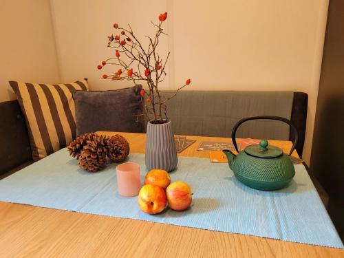 维德宁Holiday Home Soul & Lake by Interhome的桌子上摆放着茶壶和水果
