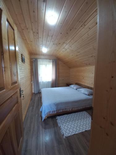 沃罗赫塔На горі的小木屋内一间卧室,配有一张床