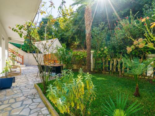 比亚里茨Apartment Casa Chiquito by Interhome的花园设有种有植物和阳光的庭院