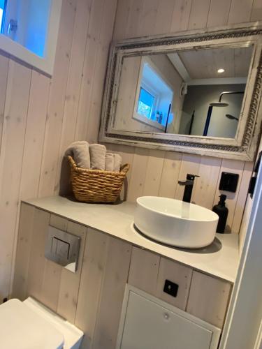 桑讷菲尤尔Guesthouse Suite by HC, centrally located, free parking的一间带水槽和镜子的浴室