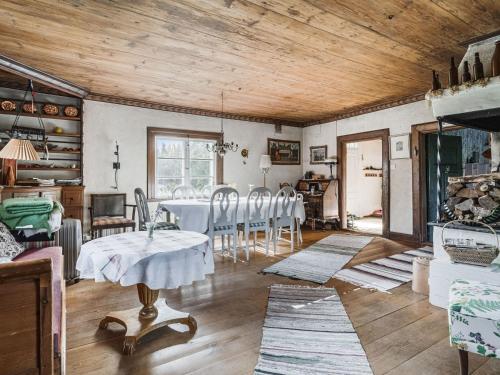 NorbergHoliday Home Karsbo gård - VML114 by Interhome的厨房以及带桌椅的用餐室。
