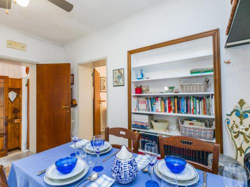 科洛迪Apartment La casa del Fale di Collodi by Interhome的一张餐桌,上面有蓝色和白色的菜肴