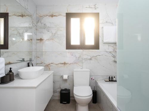 佩亚Cocoon Ocean Villa Luxury Escape的白色的浴室设有卫生间和水槽。
