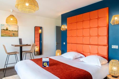 恩尼瑞绿色印象派公寓式酒店的一间卧室配有一张带橙色床头板的大床
