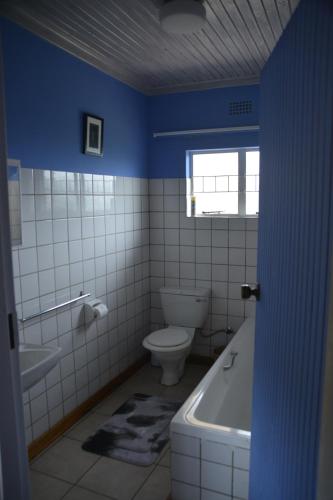 萨比Bezalel's Rest的浴室配有卫生间、浴缸和水槽。