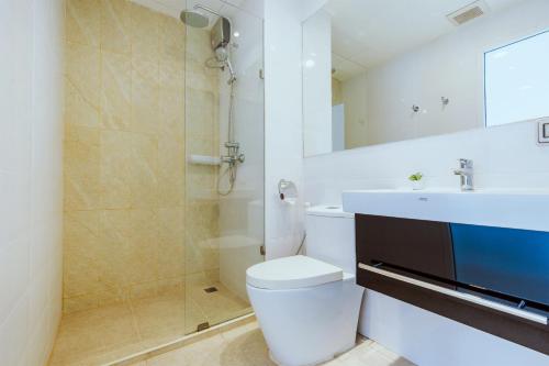 华欣Hua Hin First - Ji Ya的浴室配有卫生间、盥洗盆和淋浴。