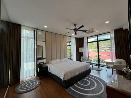 珍南海滩La Mer Luxury Private Pool Villa的一间卧室设有一张床和一间客厅。