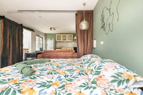 霍恩Bed & Bike Harbour Hoorn的一间卧室配有一张带花卉棉被的床