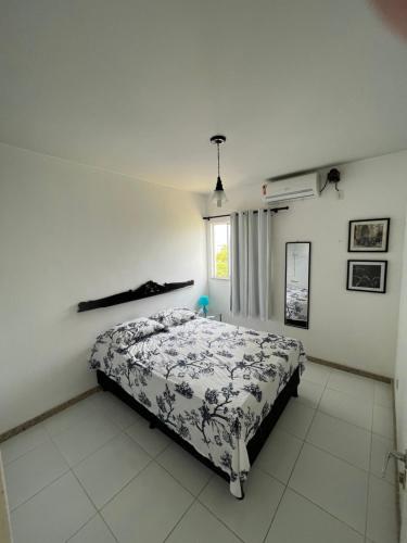阿拉卡茹Apartamento 3/4 ótima localização的一间卧室设有一张床和一个窗口