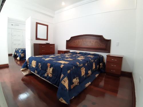 利马APARTAMENTO LINDO - A 2 Cuadras de la Plaza de Armas y del Palacio de Gobierno的一间卧室配有一张带蓝色棉被的床