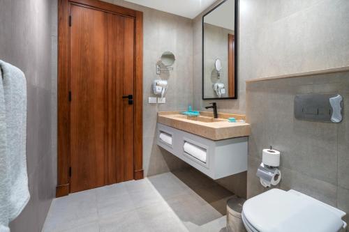 艾因苏赫纳Al Masa Hotel El Sokhna的一间带水槽、卫生间和镜子的浴室