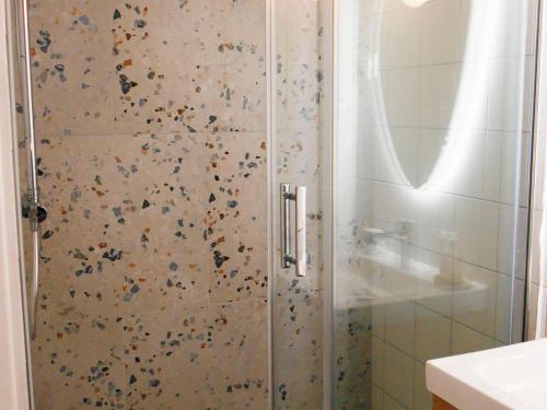 勒帕莱Appartement Le Palais, 2 pièces, 3 personnes - FR-1-418-230的浴室里设有玻璃门淋浴