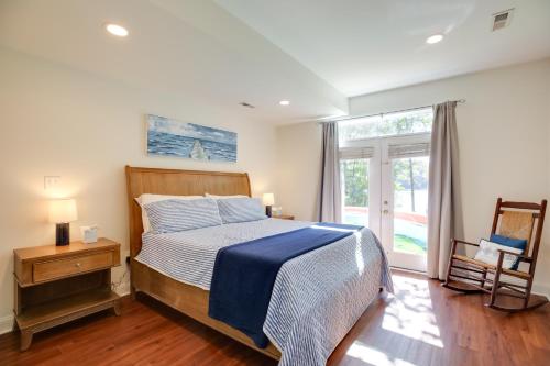 道威尔Waterfront Lusby Escape with Fire Pit and Kayaks!的一间卧室设有一张床和一个大窗户