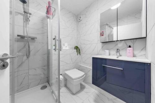 伦敦Luxury Sleep 10 Next to king cross SP7的带淋浴、卫生间和盥洗盆的浴室