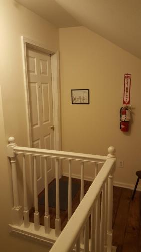 佛罗伦萨Pine Street Studios的一条带有白色门和白色栏杆的楼梯