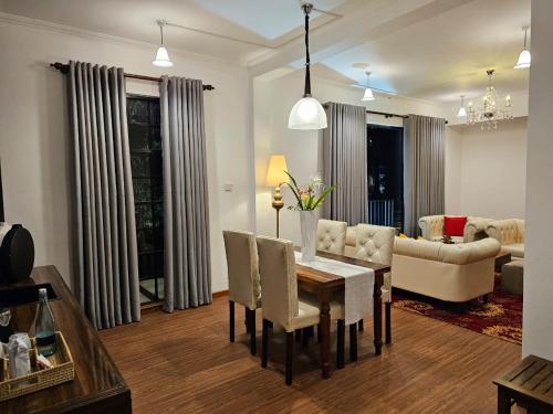 锡吉里亚Covanro Sigiriya - Brand New Luxury Hotel的客厅配有桌椅和沙发