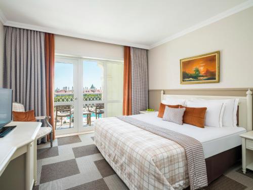 拉瑞Kremlin Palace的酒店客房设有一张床和一个阳台。