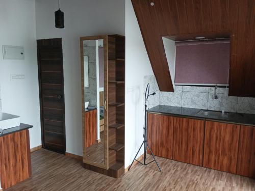 ElūrLiara Fish Net Villa的厨房配有木制橱柜和镜子