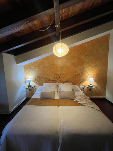 仕格莱The Garden by LUKE的一间卧室配有一张带两盏灯的大型白色床。