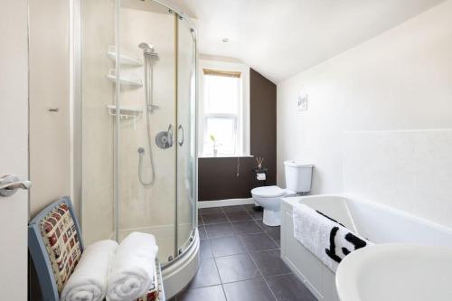 巴斯Pure B - Welcoming Bath City 3 Bed House Free Parking & Wifi的带淋浴、盥洗盆和卫生间的浴室