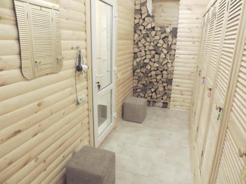 敖德萨布瑞姿酒店的一间带木墙和步入式淋浴间的浴室