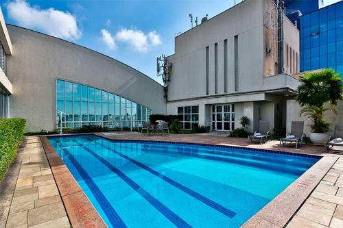 圣保罗Apart-hotel comfort Ibirapuera的大楼前的大型游泳池