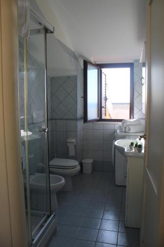 阿曼泰阿Il Borgo della Marinella Case Vacanze的一间带盥洗盆和窗户的浴室