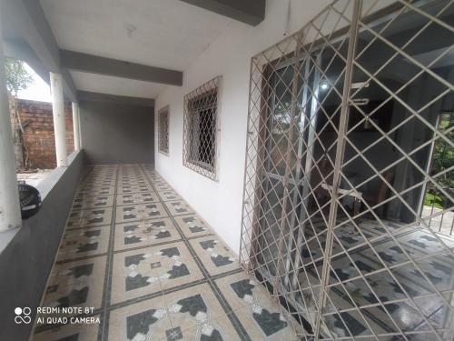 贝伦Casa Ariramba Mosqueiro的客房铺有瓷砖地板,设有墙壁。
