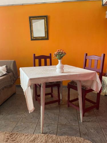 埃塞萨Soul Habitaciones的一张餐桌,上面有花瓶