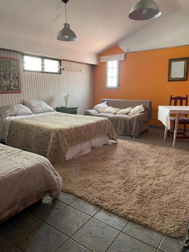 埃塞萨Soul Habitaciones的一间带两张床和一张沙发的大卧室