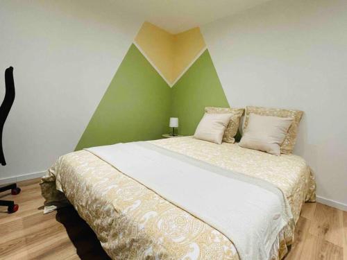 贝尔福Come & chill的一间卧室设有一张大床和绿色的墙壁