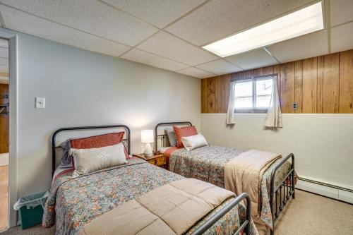 拉勒米Laramie Vacation Rental 3 Mi to Downtown!的一间卧室设有两张床,其中设有窗户。