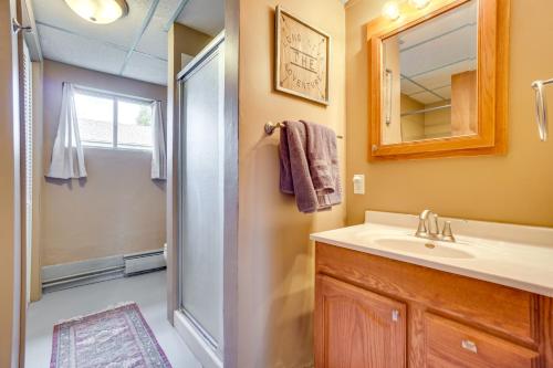 拉勒米Laramie Vacation Rental 3 Mi to Downtown!的带淋浴、盥洗盆和镜子的浴室