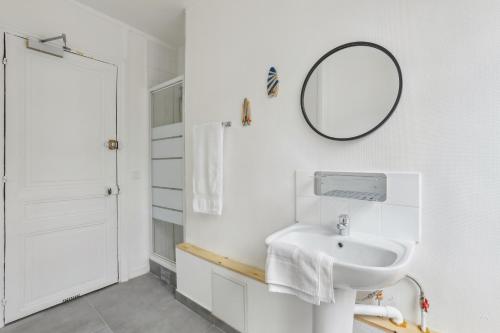 巴黎Hôtel Juliette的白色的浴室设有水槽和镜子