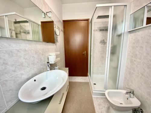 卡萨诺韦Malpensa Home Milan Lakes的一间带水槽、淋浴和卫生间的浴室
