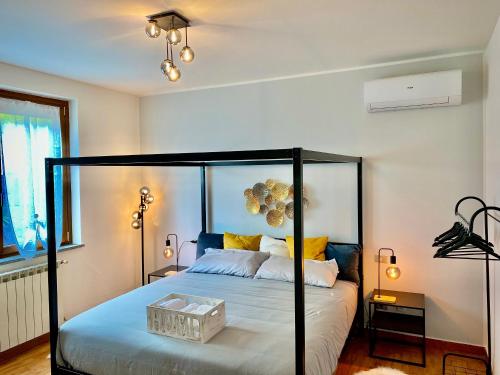 卡萨诺韦Malpensa Home Milan Lakes的一间卧室配有一张黑色框架大床