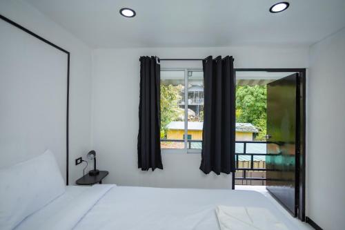 皮皮岛The Bright House, Koh Phi Phi的一间带镜子和窗户的卧室
