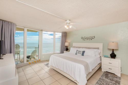 德通纳海滩海岸Daytona Beach Shores Ocean Front Balcony 2Beds 2BA King STE and 2Queens - Shores Club 805的一间卧室配有一张床,享有海景