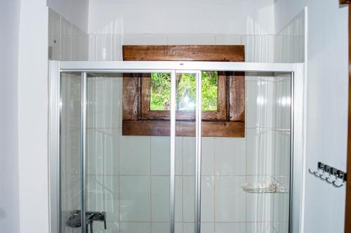Rio do OuroECO-POR的浴室设有玻璃淋浴间和窗户