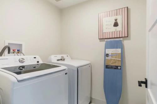 尼亚加拉瀑布Niagara Elite Enclave的厨房配有洗衣机和水槽