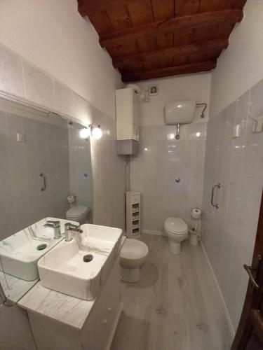 瓜尔迪斯塔洛La Bellana的白色的浴室设有水槽和卫生间。