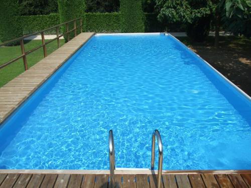梅斯特Villa Moro Lin Design Apartments的木制甲板旁的大型蓝色游泳池
