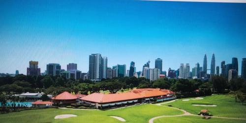 吉隆坡8 Kia Peng Suites KLCC by Luna的城市前方高尔夫球场的景色