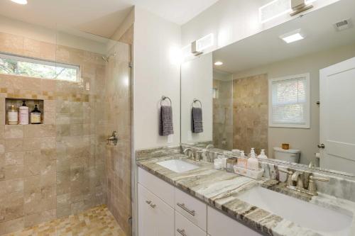 黑山Luxury Mountain Home - by Ridgecrest and Asheville!的一间带两个盥洗盆和大镜子的浴室