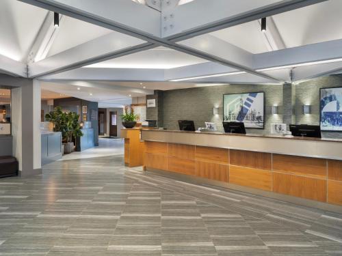 霍尔Delta Hotels by Marriott Manchester Airport的医院的大厅,有接待台
