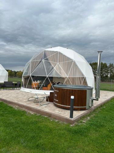 MalanówRanczo Targówka Glampy的圆顶帐篷位于田野中