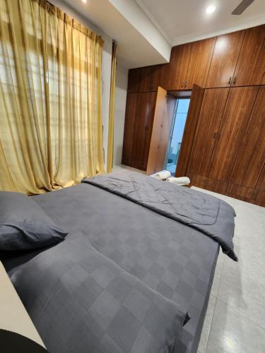 怡保Galaxy Guest Home by Ipoh Maju Stay的一间卧室设有两张床和窗户。